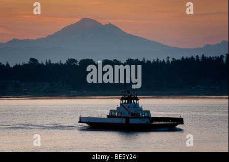 Sonnenaufgang über dem Mt. Baker, Washington und der Lummi Island Fähre. Die Fähre verkehrt zwischen Lummi Island und der Stachelbeere-Punkt. Stockfoto