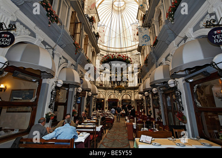 Restaurant in der Einkaufspassage von Cicek-Passage, Istiklal Caddesi, Unabhängigkeit Street, Beyoglu, Istanbul, Türkei Stockfoto