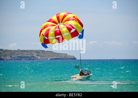 Touristen mit einem Fallschirm in El Arenal, am Strand von Playa de Palma, Mallorca, Balearen, Spanien, Europa Stockfoto