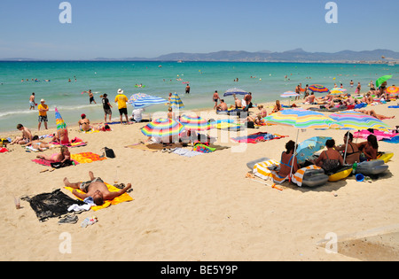 Menschen in El Arenal auf den Strand von Playa de Palma, Mallorca, Balearen, Spanien, Europa Stockfoto