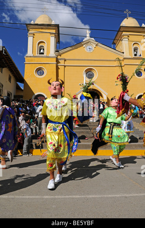 PERU, CAJABAMBA - SEPTEMBER 6: Peruanische Folklore Tanz "Los Diablos" in Cajabamba Peru Stockfoto