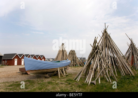 Holzrahmen für das Trocknen der Netze in Bork Havn am Ringkoebing Fjord, West-Jütland, Dänemark, Europa Stockfoto