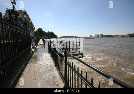 Eine sehr hohe Flut in Greenwich, London, England UK. 24. Juni 2009 zeigt die überquellenden Ufer des Flusses Themse. Stockfoto