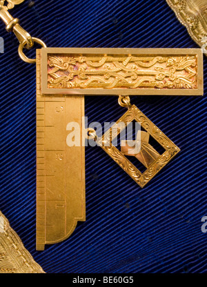 Freimaurer-Past Master-Medaille Juwel mit rechtwinklige Set quadratische Symbol in 18 Karat Gold. Stockfoto