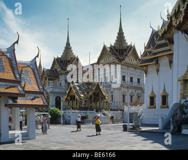 Thailand, Bangkok, The Grand Palace, Blick auf Aphonphimok Prasat Pavillon mit Chakri Maha Prasad Halle im Hintergrund Stockfoto