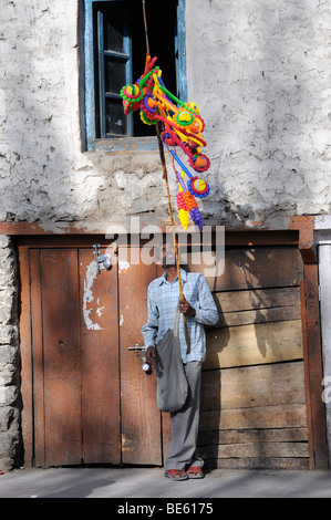 Indianer aus dem Lowerlands verkauft Luftballons in der alten Stadt Leh, Ladakh, Indien, Asien, Nord-Indien, Himalaya Stockfoto