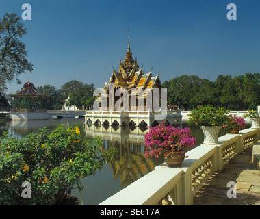 Thailand, Bang-Pa-In königlichen Sommerpalast, Ansicht von Aisawan Dhiphya-Asana, eine elegante Thai-Stil-Pavillon am See Stockfoto