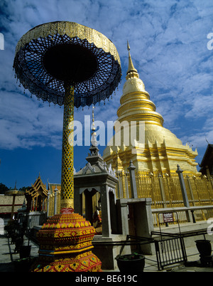 Thailand, Chiang Mai, vergoldeten Chedi und Sonnenschirm am Wat PhraThat Doi Sutep, das Tempel-Kloster auf dem Heiligen Berg Stockfoto