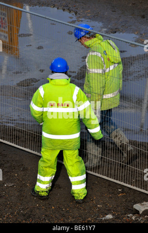 Bauarbeiter Website hart tragen Hut und gekleidet in Warnschutz Gesundheit und Sicherheitskleidung Stockfoto