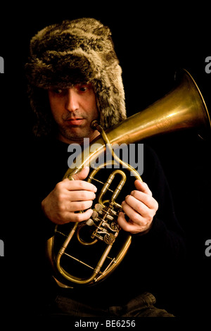 Musiker mit Pelzmütze auf ein Tenorhorn spielen Stockfoto