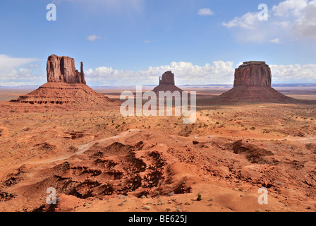 West Mitten Butte, östlichen Mitten Butte und Merrick Butte, von links nach rechts, vielschichtige aus rotem Sandstein, Monument Valley Nav Stockfoto