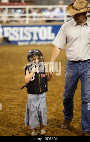 Hammel Zerschlagung Cowgirl Reiten ein Schaf an der Mesquite Championship Rodeo, Texas Stockfoto