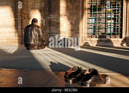 Muslimischen Mann, der betet vor eine Gebetsnische Schuhe ausgezogen, Iskele, Mirimah-Sultan-Moschee, Ueskuedar, Istanbul, Türkei Stockfoto