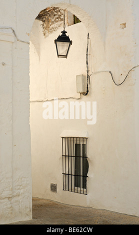 Eine Gasse mit einem Bogen in Arcos De La Frontera, Andalusien, Spanien, Europa Stockfoto