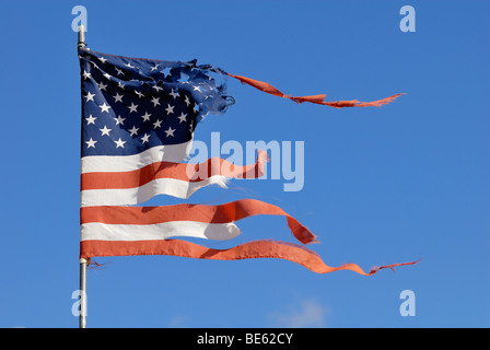 Flagge der Vereinigten Staaten von Amerika, getragen und zerrissen durch Wind und Wetter, Monument Valley, Arizona, USA Stockfoto