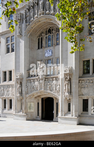 Fassade & kunstvoll gewölbter Eingang vor dem Obersten Gerichtshof In Middlesex Guildhall, einem denkmalgeschützten Gebäude aus portland in Westminster London, England, Großbritannien Stockfoto