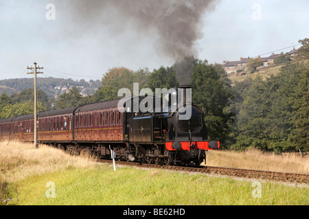 Großbritannien, England, Yorkshire, Keighley und Wert Tal Steam Railway, Taff Vale Lokomotive auf der Durchreise Haworth Stockfoto