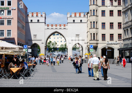 NeuhauserStrasse Straße mit Karlstor Tor, München, Oberbayern, Deutschland, Europa Stockfoto