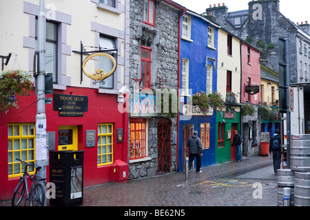 Bunte Galway Geschäfte. Eine Reihe von bunt bemalten Läden in der Stadt Galway.  Einschließlich Thomas Dillon Claddash Ring-maker Stockfoto