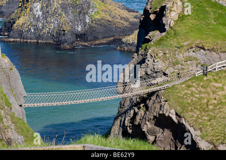 Leer-Seil-Brücke. Ein seltener Moment wenn niemand kreuzt die berühmte Hängebrücke über dem hellen blau-grünen Wasser. Stockfoto