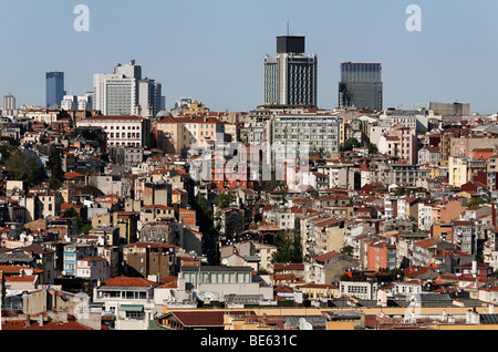 Blick über die Dächer von Beyoglu auf modernen Wolkenkratzern, Istanbul, Türkei Stockfoto