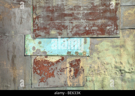 Oberfläche der Wand bedeckt mit Platten aus rostigen alten Eisen Stockfoto