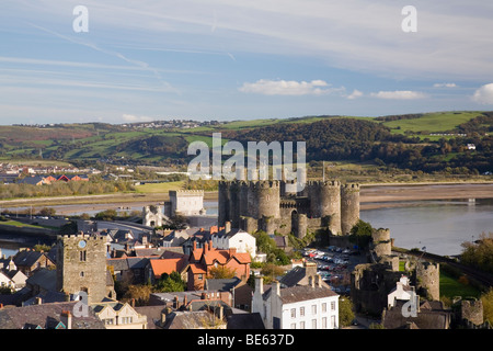 Hohen Blick auf Stadtmauer Gebäude und mittelalterliche Burg von Wänden mit Afon Flusses Conwy Mündung über. Conwy, Conwy Grafschaft, North Wales, UK. Stockfoto