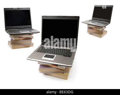 Laptop-Computern auf Haufen Bücher stehen Stockfoto