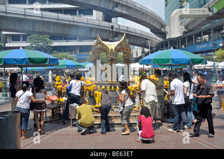 Zwei Platt Skytrain Routen und Erawan-Schrein, Radchadamri Road, Bangkok, Thailand, Asien Stockfoto