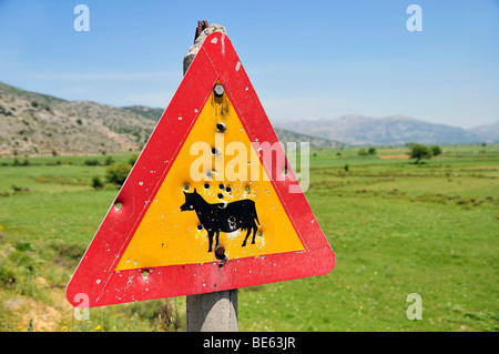 Verkehrsschild mit Einschusslöchern auf der Lassithi-Hochebene, Ostkreta, Kreta, Griechenland, Europa Stockfoto