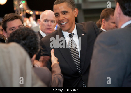 Pittsburgh, Pennsylvania, USA - Präsident Barack Obama schüttelt Hände mit Delegierten der AFL-CIO-Konvents. Stockfoto