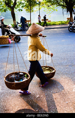 Straßenhändler auf der Straße am Ufer des Hoan-Kiem-See, Hanoi, Vietnam, Asien Stockfoto