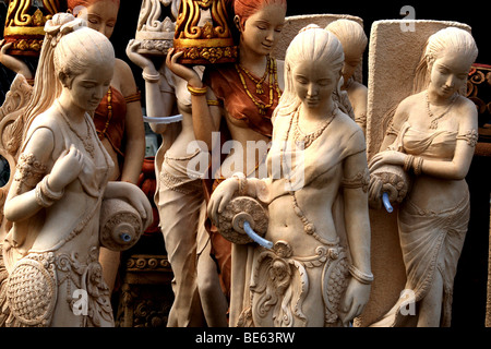 Steinbildhauerei von buddhistischen asiatischen Engel, Frauen, Gartenfiguren, Pattaya, Thailand Stockfoto