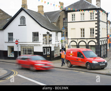 Postbote und royal Mail van, Ulverston, Cumbria, England UK Stockfoto