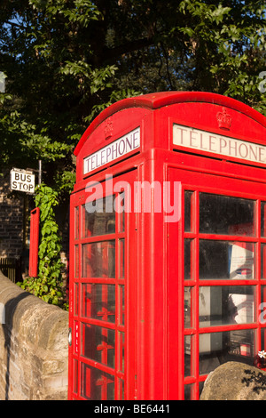 Großbritannien, England, Yorkshire, Haworth, alte rote K6 Telefonzelle und Bus stop außerhalb Bahnhof Stockfoto