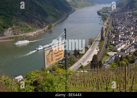 Blick über den Wein Stadt Oberwesel am Rhein mit dem Weingut Dietrich-Becker und der Ochsen Turm, Oberwesel, Rhein-Hunsrueck di Stockfoto