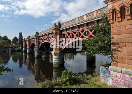 Eisenbahnbrücke über den River Clyde in Glasgow Schottland von Nord-Ost gesehen. Stockfoto