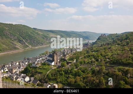 Blick über den Wein Stadt Oberwesel am Rhein mit der Kirche St. Martin und die Kirche unserer lieben Frau, vor Schoen Stockfoto