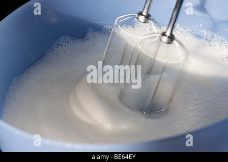 Schlagen das Eiweiß in eine Rührschüssel geben, mit elektrischen Mixer. Stockfoto