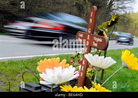 Gedenkkreuz der Stiftung "Speeder-Täter-Opfer", die Unfallstelle auf der Insel Rügen, auf der Autobahn B96 zwischen Stockfoto