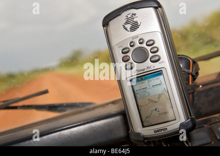 Ein GPS-Gerät montiert auf der Windschutzscheibe des Land Rover in Uganda. Stockfoto