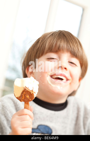Junge, Eis essen Stockfoto
