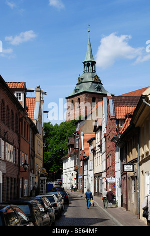 Straße mit alten Giebelhäusern, in den Rücken der St. Michaelis Kirche, Lüneburg, Niedersachsen, Deutschland, Europa Stockfoto