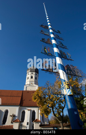 Turm der Kirche St. Veit im Herbst mit einem Maibaum, Erling, Andechs Gemeinschaft, Upper Bavaria, Bayern, Deutschland, Europa Stockfoto