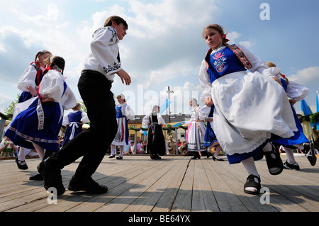 Tanz um den Maibaum, Tracht-Gruppe mit dem Namen Siebenbuerger Sachsen, Geretsried, Upper Bavaria, Bavaria, Germany, E Stockfoto