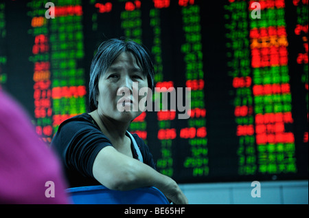 Anleger schauen Aktienindex Zitate bei einer Wertpapierfirma in Peking, China. 21 Sep 2009 Stockfoto