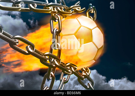 Brennenden Fußball durch Ketten brechen Stockfoto