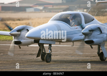 Diamond DA42 Twin Star G-CDKR des Rollens bei Sandtoft Flugplatz Stockfoto