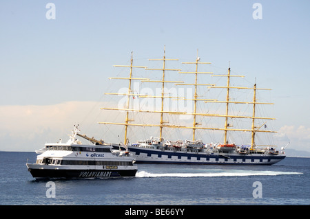 Schönes Segeln Schiff mit 5masts ankern vor der Insel Capri im Golf von Neapel. Stockfoto