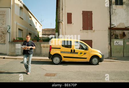 Briefträgerin und Post van, Castelmoron, Aquitaine, Frankreich Stockfoto